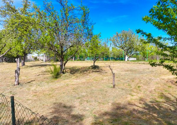 Slnečný, rovinatý pozemok s možnosťou stavby 1565m², Voznica