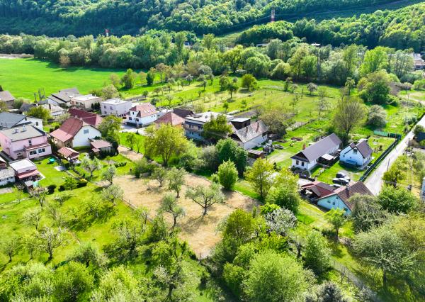 Slnečný, rovinatý pozemok s možnosťou stavby 1565m², Voznica