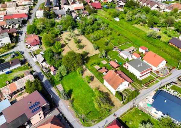 Slnečný, rovinatý pozemok s možnosťou stavby 1565m², Voznica