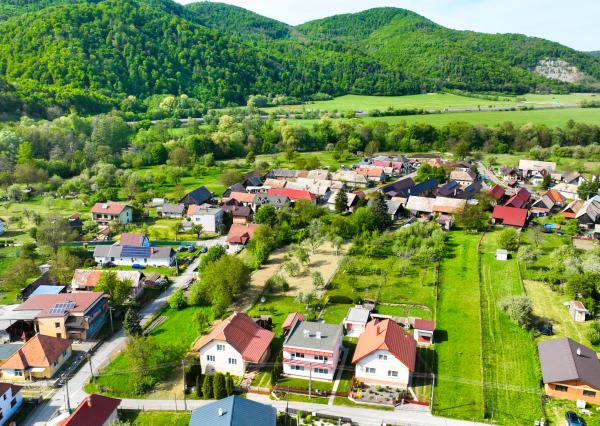 Slnečný, rovinatý pozemok s možnosťou stavby 1565m², Voznica