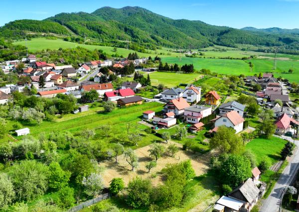 Slnečný, rovinatý pozemok s možnosťou stavby 1565m², Voznica