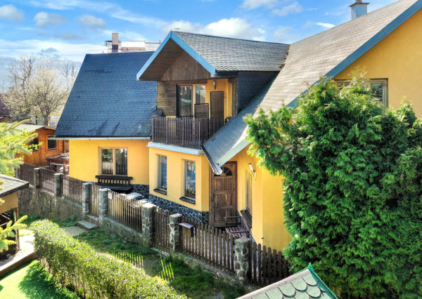 Zabehnutý apartmánový dvojdom s parkovaním, Štiavnické Bane