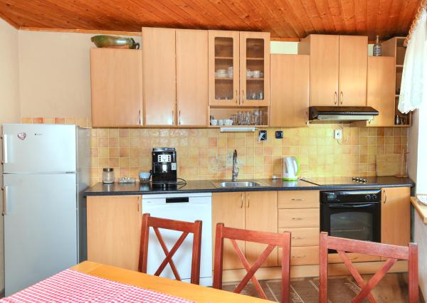 Zabehnutý apartmánový dvojdom s parkovaním, Štiavnické Bane
