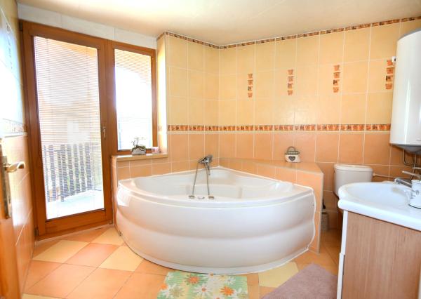 Zabehnutý apartmánový dvojdom s parkovaním, Štiavnické Bane