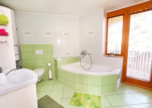 Zabehnutý apartmánový dvojdom s parkovaním, Štiavnické Bane