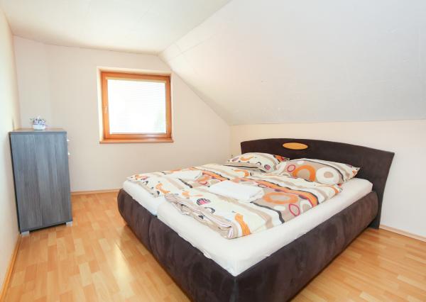 Zabehnutý apartmánový dvojdom s parkovaním, Štiavnické Bane