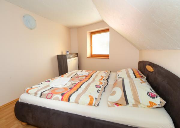 Zabehnutý apartmánový dvojdom s parkovaním, Štiavnické Bane