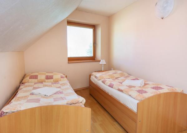 Zabehnutý apartmánový dvojdom s parkovaním, Štiavnické Bane