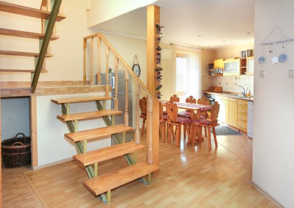 Zabehnutý apartmánový dvojdom s parkovaním, Štiavnické Bane