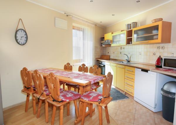 Zabehnutý apartmánový dvojdom s parkovaním, Štiavnické Bane