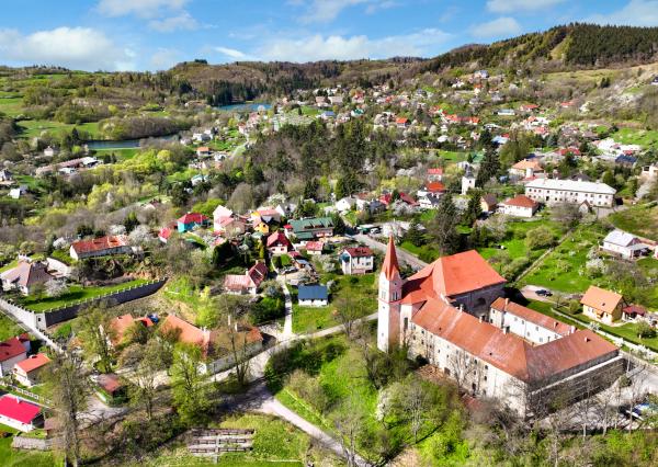 Zabehnutý apartmánový dvojdom s parkovaním, Štiavnické Bane