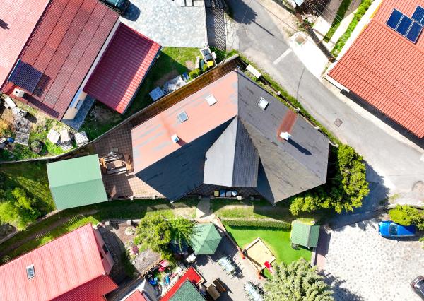 Zabehnutý apartmánový dvojdom s parkovaním, Štiavnické Bane