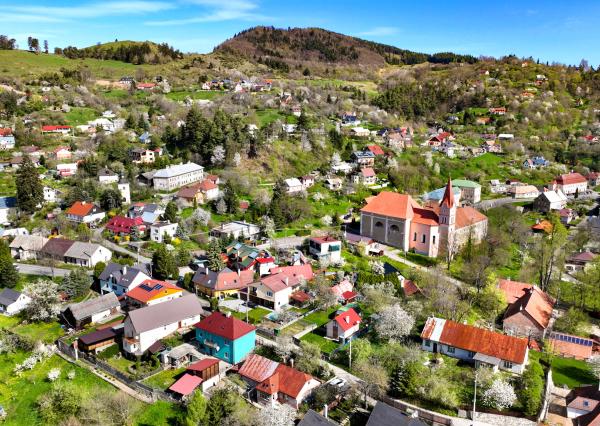 Zabehnutý apartmánový dvojdom s parkovaním, Štiavnické Bane