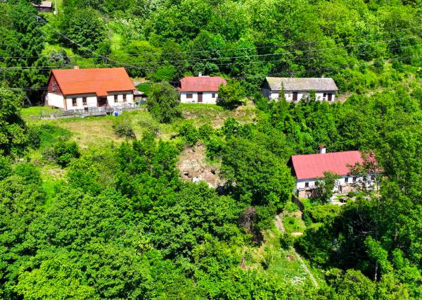 Slnečný pozemok 1381m2 s možnosťou stavby, Štiavnické Bane