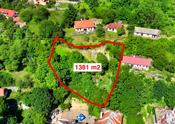 Slnečný pozemok 1381m2 s možnosťou stavby, Štiavnické Bane