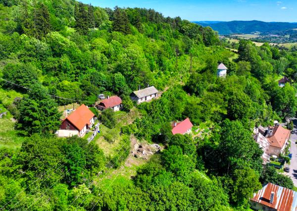 Slnečný pozemok 1381m2 s možnosťou stavby, Štiavnické Bane