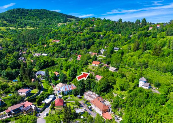 Slnečný pozemok 1381m2 s možnosťou stavby, Štiavnické Bane