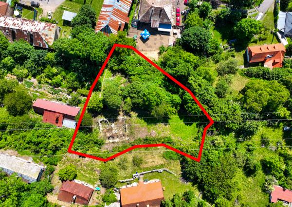 Slnečný pozemok 1381m2 s možnosťou stavby, Štiavnické Bane