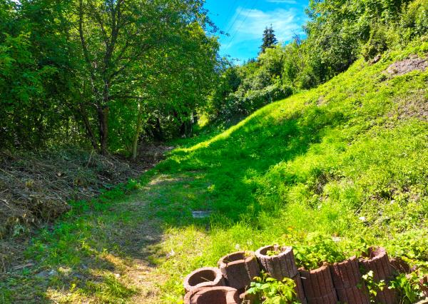 Slnečný pozemok 1381m2 s možnosťou stavby, Štiavnické Bane