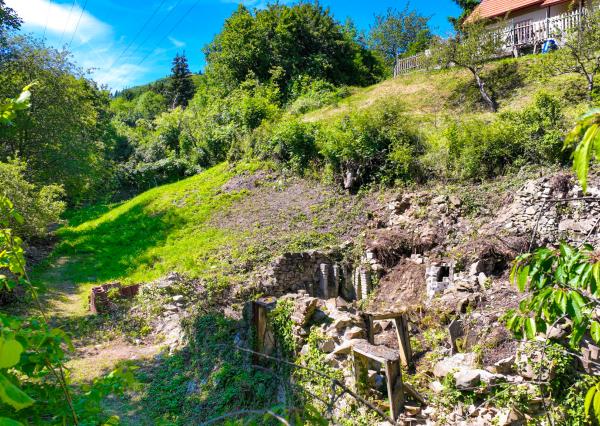 Slnečný pozemok 1381m2 s možnosťou stavby, Štiavnické Bane