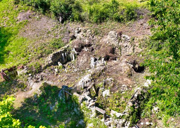 Slnečný pozemok 1381m2 s možnosťou stavby, Štiavnické Bane