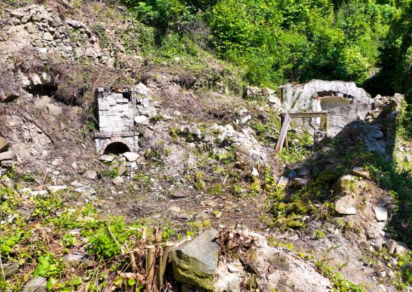 Slnečný pozemok 1381m2 s možnosťou stavby, Štiavnické Bane