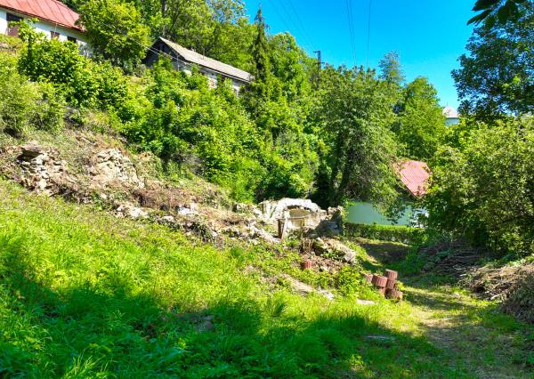 Slnečný pozemok 1381m2 s možnosťou stavby, Štiavnické Bane