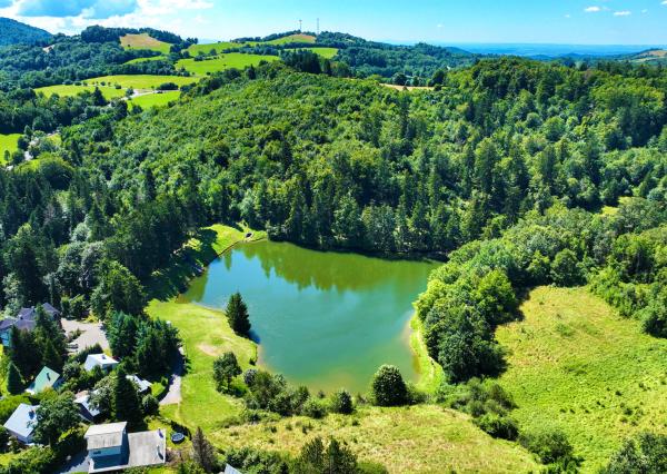 Slnečný pozemok 1381m2 s možnosťou stavby, Štiavnické Bane
