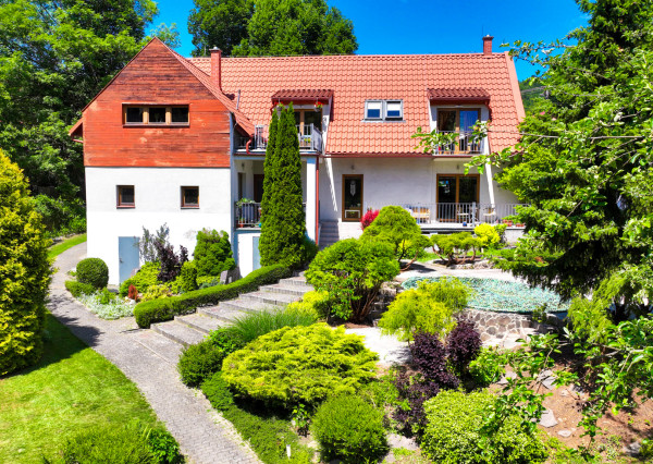 Rodinný dom s 5 bytovými jednotkami, záhradou 1600m2 a parkovaním