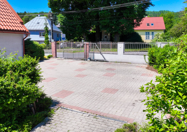 Rodinný dom s 5 bytovými jednotkami, záhradou 1600m2 a parkovaním