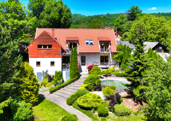 Rodinný dom s 5 bytovými jednotkami, záhradou 1600m2 a parkovaním