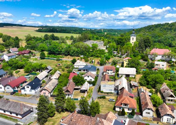 Vidiecky rodinný dom s pozemkom 950m2 Hontianske Nemce