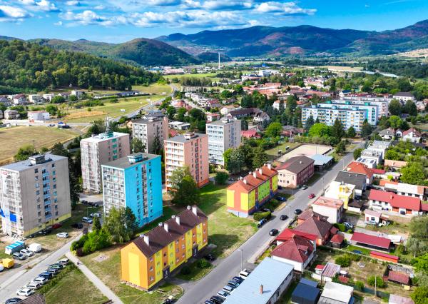 2-izbový byt, 57m2 s dvomi pivnicami, Hliník nad Hronom
