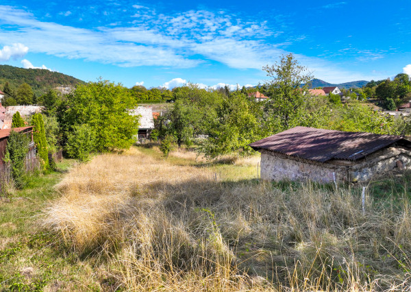 Slnečný pozemok s možnosťou stavby 840m² – Voznica