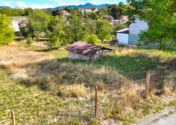 Slnečný pozemok s možnosťou stavby 840m² – Voznica