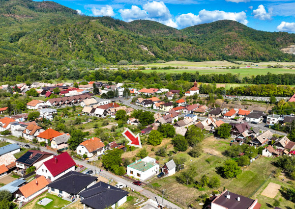 Slnečný pozemok s možnosťou stavby 840m² – Voznica