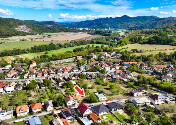 Slnečný pozemok s možnosťou stavby 840m² – Voznica