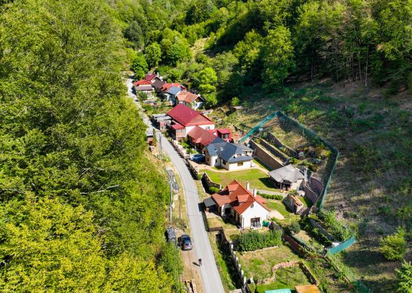 Zrekonštruovaný 4-izbový rodinný dom - chalupa Hodruša-Hámre