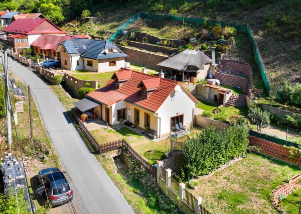 Zrekonštruovaný 4-izbový rodinný dom - chalupa Hodruša-Hámre