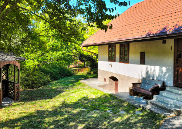 Rekonštruovaná chalupa s pozemkom 1000m2 Hodruša-Hámre