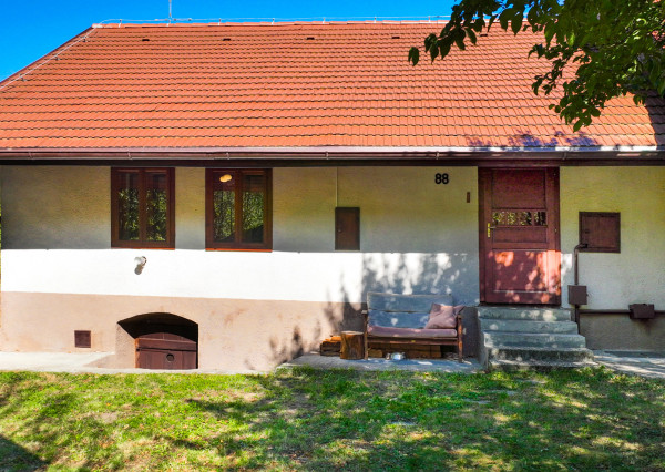 Rekonštruovaná chalupa s pozemkom 1000m2 Hodruša-Hámre