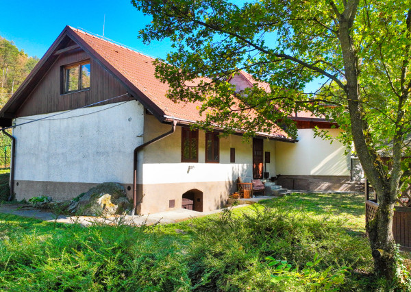 Rekonštruovaná chalupa s pozemkom 1000m2 Hodruša-Hámre
