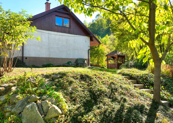 Rekonštruovaná chalupa s pozemkom 1000m2 Hodruša-Hámre