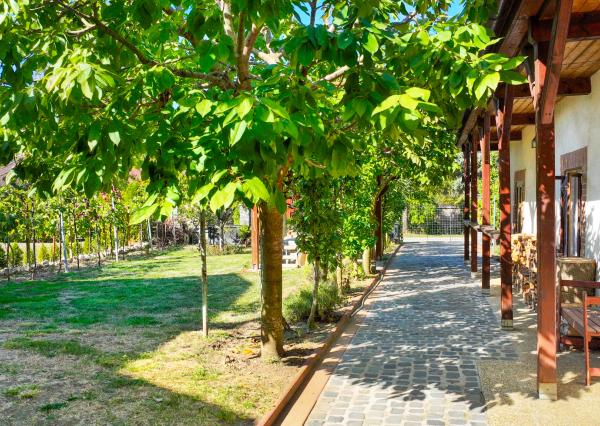 Dva rodinné domy, ovocná záhrada 300m2, Trávnica – Podhájska