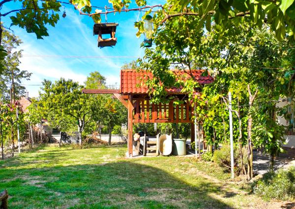 Dva rodinné domy, ovocná záhrada 300m2, Trávnica – Podhájska