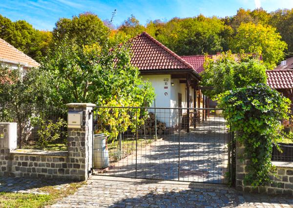 Dva rodinné domy, ovocná záhrada 300m2, Trávnica – Podhájska