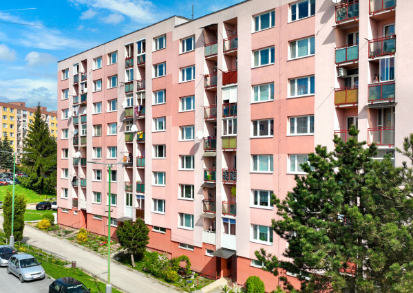 Slnečný 3-izbový byt s loggiou – Banská Štiavnica, Drieňová