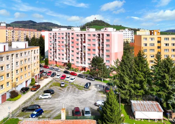 Slnečný 3-izbový byt s loggiou – Banská Štiavnica, Drieňová