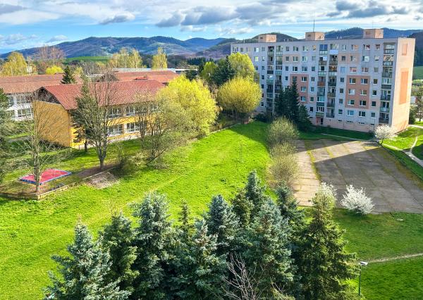 Slnečný 3-izbový byt s loggiou – Banská Štiavnica, Drieňová
