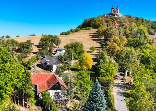 4 640m2 pozemok + 3 stavby pod Banskoštiavnickou kalváriou